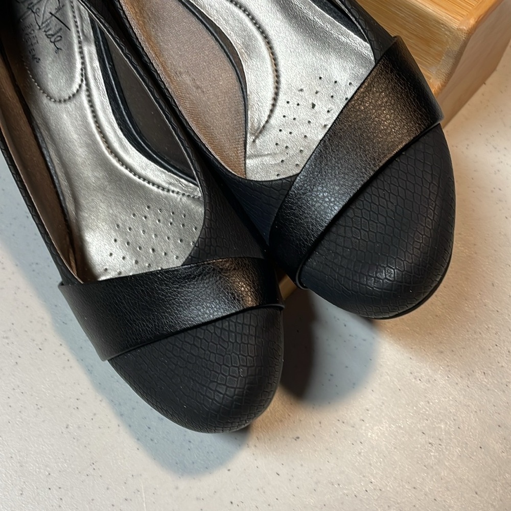 LifeStride Soft System 1-inch pumps, black, reptile pattern, Size 8M, like new. - Picture 5 of 12